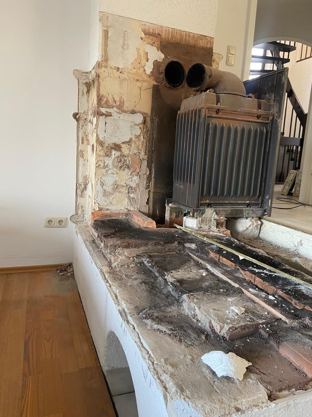 Kamin während des Abbaus