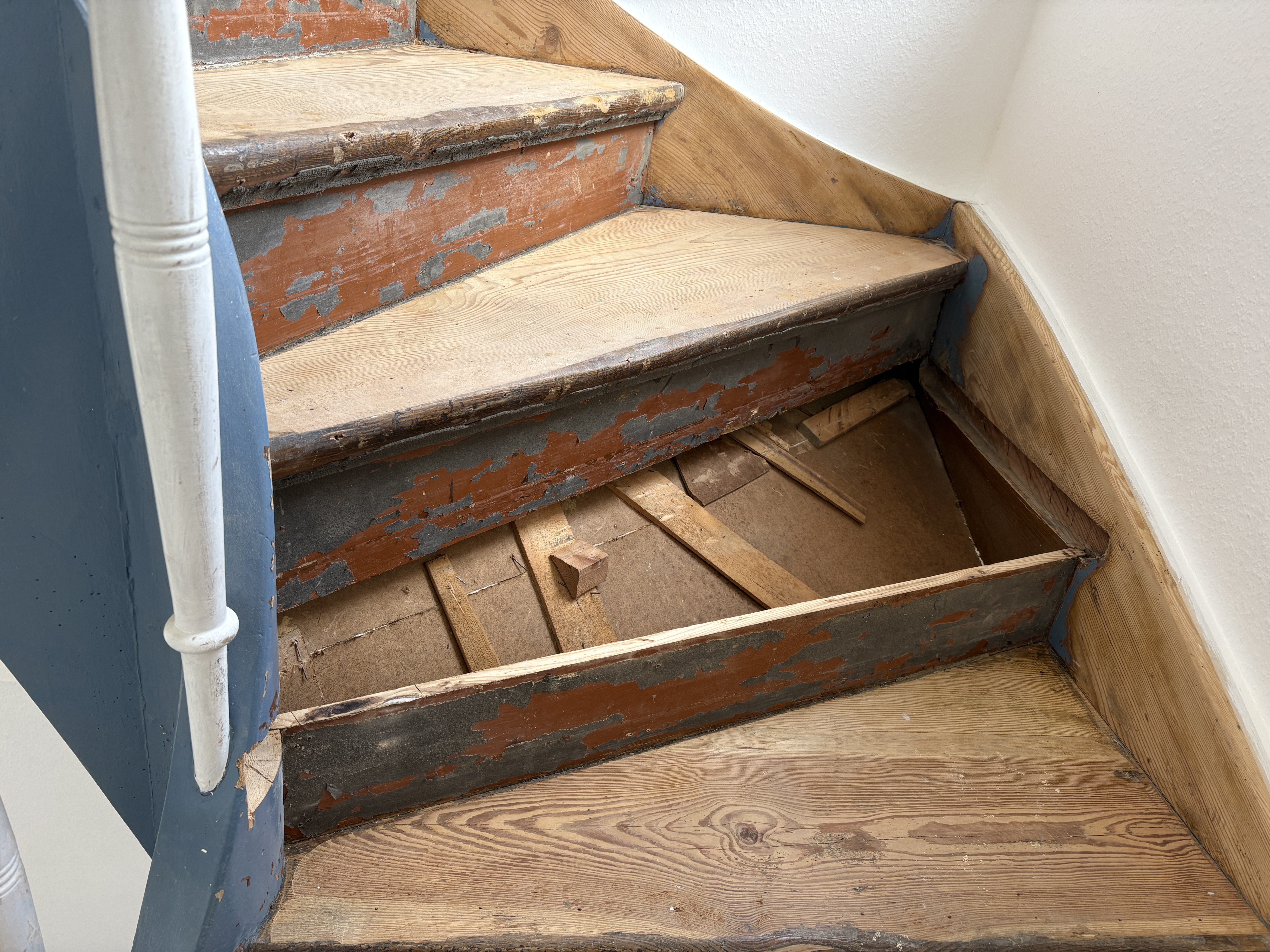 Detailansicht der beschädigten Treppenstufe